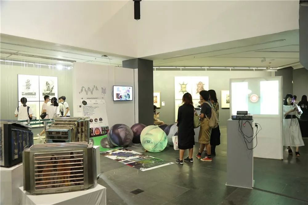 版画系展览现场 (1).jpg