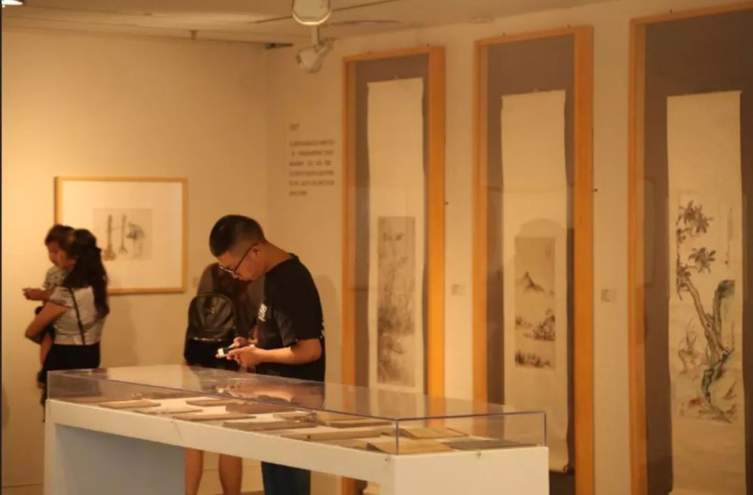 广州市立美术学校文献展现场 (3).jpg