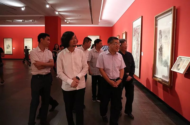 参观展览2
