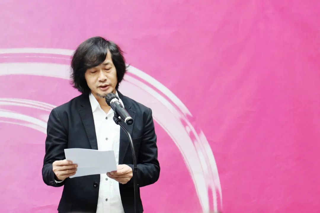 馆长王绍强主持开幕式.jpg